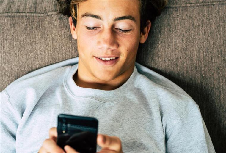Gerade junge Menschen verbringen viel Zeit am Handy. Das kann problematisch werden.
