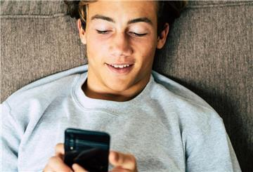 Gerade junge Menschen verbringen viel Zeit am Handy. Das kann problematisch werden.