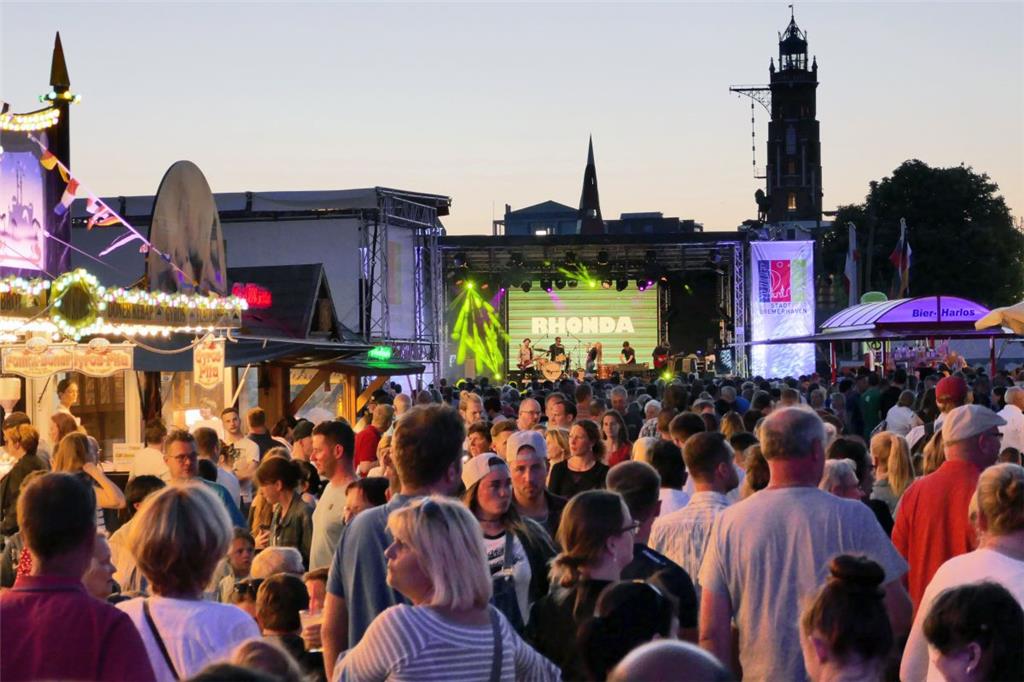 Gerade vor den Bühnen staute es sich, denn die Musik lockte die Besucher an. - Foto: Scheschonka