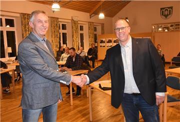 Das Foto zeigt, wie Ex-Bürgermeister Bernd Petersen seinem Nachfolger Jörn Gerken gratuliert. 