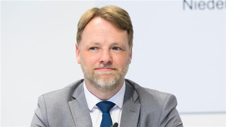 Gerald Heere (Bündnis 90/Die Grünen), Finanzminister Niedersachsen, sitzt in der Landespressekonferenz im Landtag.