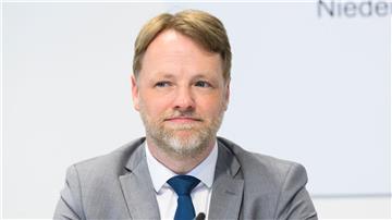 Gerald Heere (Bündnis 90/Die Grünen), Finanzminister Niedersachsen, sitzt in der Landespressekonferenz im Landtag.