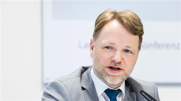 Gerald Heere spricht auf einer Pressekonferenz zu einem Nachtragshaushalt.