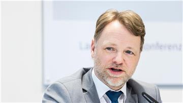 Gerald Heere spricht auf einer Pressekonferenz zu einem Nachtragshaushalt.