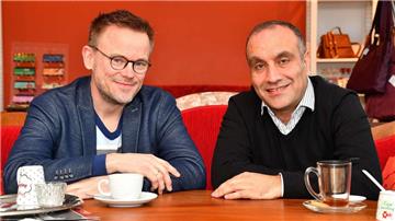 Gerd Hachmöller (links) und Samer Tannous warten auf den 2. März. Dann erscheint ihr gemeinsames Buch. Titel: „Kommt ein Syrer nach Rotenburg (Wümme)“.