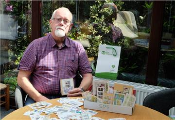 Gerd Klütemeyer sammelt in Bremerhaven und umzu für den guten Zweck kiloweise Briefmarken.