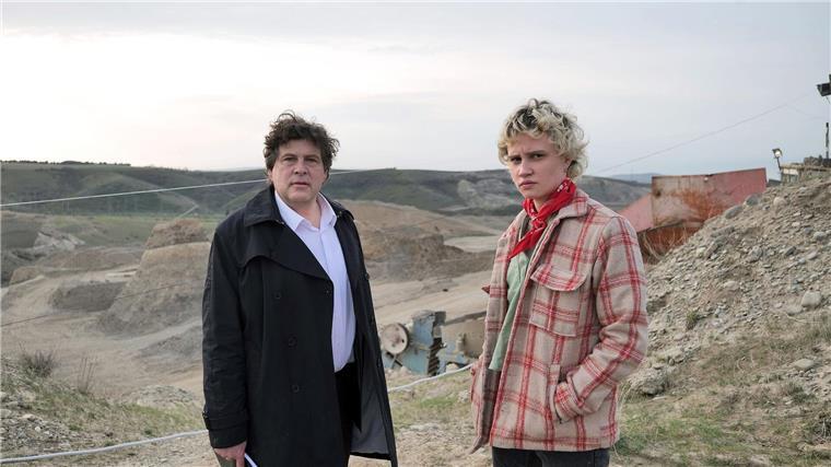 ARD-Politthriller über den wahren Preis der Bodenschätze Gerd Meineke (Hans-Jochen Wagner, l) will seine zukünftige Stieftochter Leyla (Luna Jordan) zurück nach Deutschland bringen.