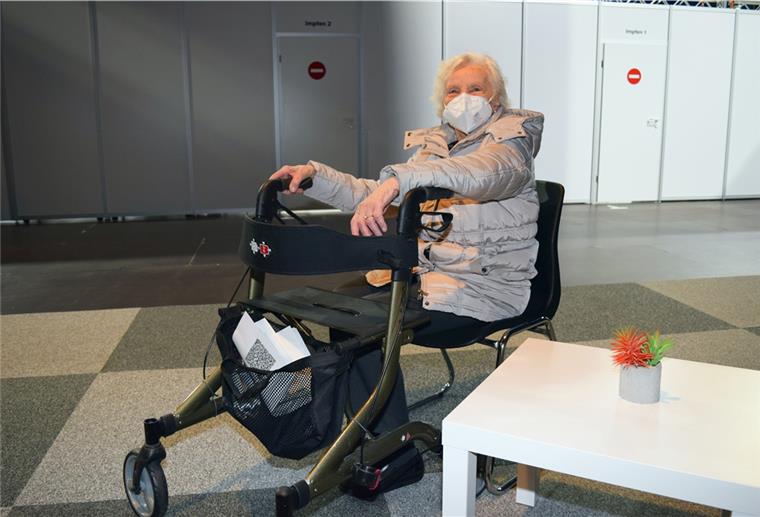 Bremerhaven: Viele Senioren holen sich Impftermine Gerda Nitschke erholt sich nach ihrer Corona-Impfung im Ruheraum des Bremerhavener Impfzentrums.