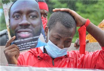 "Gerechtigkeit für Amadou Diabate" steht auf einem Plakat, das ein Demonstrant in die Höhe hält. Es zeigt das Konterfei des in Zeven getöteten Ivorers.
