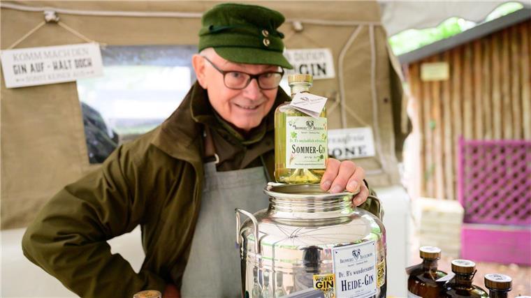 Wacholder-Gin und „FrikHEIDElle“ bei der 2. Heidjer.ART Gerhard Bosselmann zeigt seinen Sommer-Gin, der unter anderem aus Heidekrautblüten besteht.