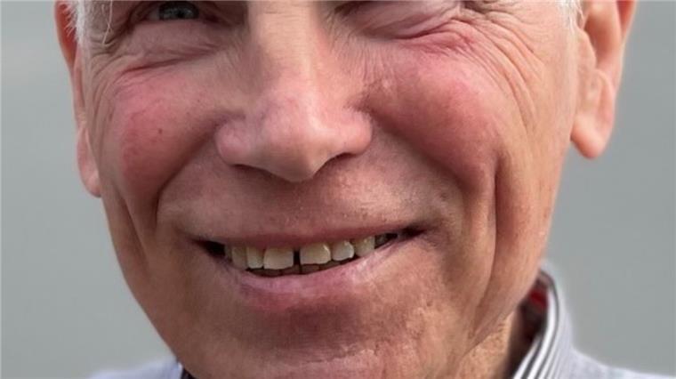 Rost frisst Fedderwardersieler Fahrwassertonne auf Gerhard Bruns schlägt Alarm: Die rote Tonne im Fedderwardersieler Hafen droht durchzurosten.