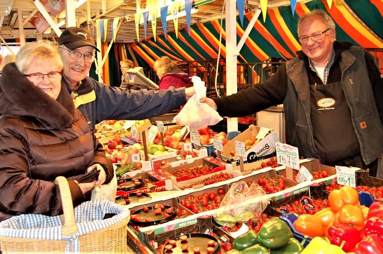 Wochenmärkte im Cuxland: Standbetreiber gesucht Gerhard Gonska verkauft Obst und Gemüse auf dem Wachenmarkt in Hagen.
