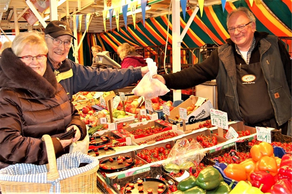 Gerhard Gonska verkauft Obst und Gemüse auf dem Wachenmarkt in Hagen.