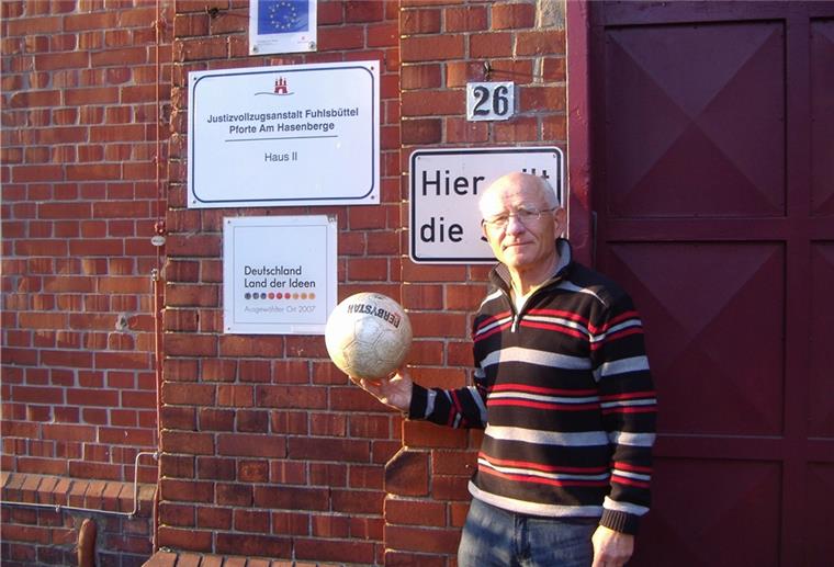 Das Foto zeigt Gerhard Mewes vor der Justizvollzugsanstalt Fuhlsbüttel. 
