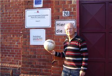 Das Foto zeigt Gerhard Mewes vor der Justizvollzugsanstalt Fuhlsbüttel. 