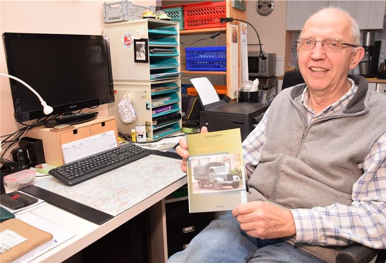 Früherer Stadlander schreibt Buch über Reichspogromnacht Mann sitzt vor Schreibtisch mit Buch in der Hand.