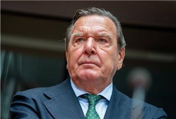 Gerhard Schröder, ehemaliger Bundeskanzler, wartet auf den Beginn der Anhörung im Wirtschaftsausschuss des Bundestags zum Pipeline-Projekt Nord Stream 2 im Sitzungssaal.