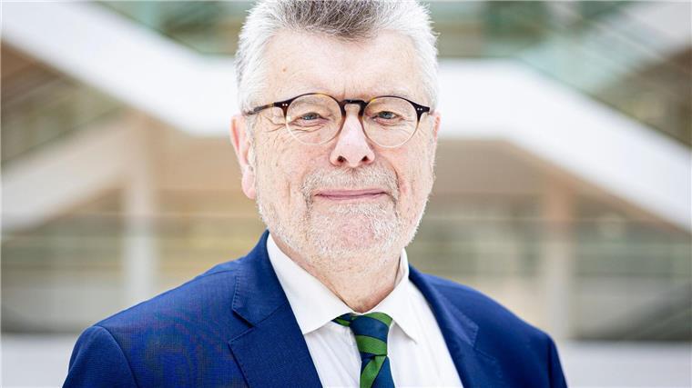 Gerhard Wegner, neuer niedersächsischer Antisemitismusbeauftragter, steht im Landtag.