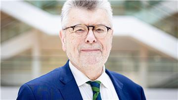 Gerhard Wegner, neuer niedersächsischer Antisemitismusbeauftragter, steht im Landtag.