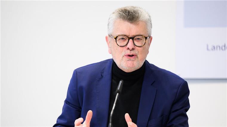 Mitgefühl mit Israel: Wegner sieht „Empathiedefizit“ Gerhard Wegner spricht bei einer Kabinettspressekonferenz.