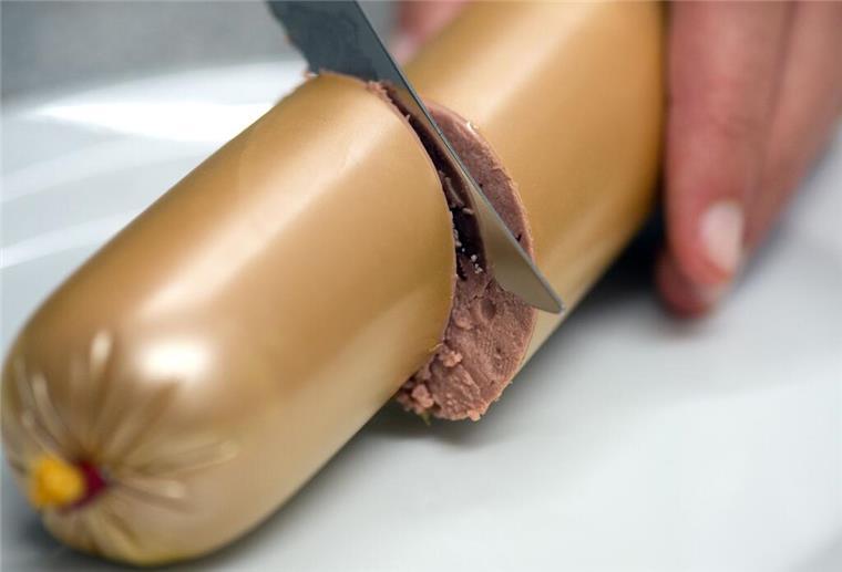Wurst-Wahnsinn im Supermarkt: Gericht urteilt über Gewicht Eine Frau schneidet eine Leberwurst durch.