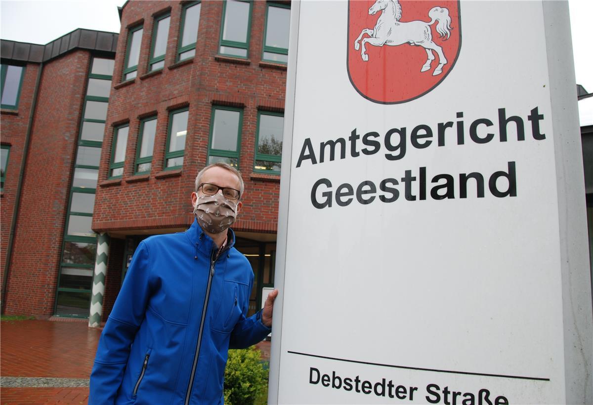 Gerichtsdirektor mit Mundschutz: Axel Döscher zeigt, wie ab Montag der Alltag am Gericht wieder startet.