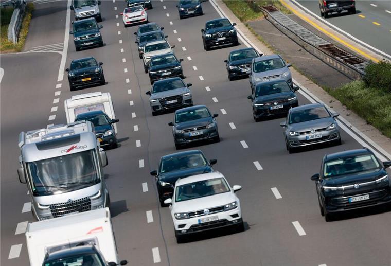 Gerichtsurteil betrifft Tausende Autofahrer! Jetzt droht ein saftiges Bußgeld Zahlreiche Autos fahren auf der Autobahn.