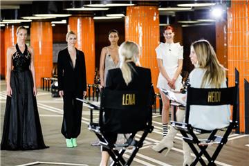 "Germany´s next Topmodel - by Heidi Klum": Maria, Caroline, Naomi und Lena werden von Lena Gercke und Heidi Klum beurteilt.  