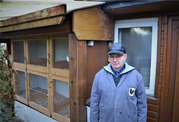 Gerold Böker steht vor den leeren Ställen auf seinem Hof.