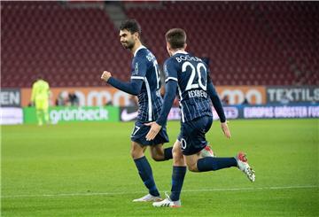 Gerrit Holtmann (links) spielt mit dem VfL Bochum eine gute Rolle in der Bundesliga. Doch auch privat läuft es bei dem Fußball-Profi aus Bremerhaven.