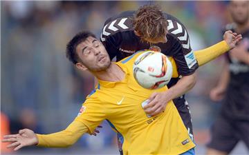Gerrit Holtmann (links) wird in der nächsten Saison  erstklassig beim FSV Mainz 05 kicken. Foto Steffen/dpa