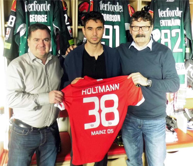 Gerrit Holtmann (Mitte) freute sich, dass ihm Manager Hauke Hasselbing (links) und  Teammanager Alfred Prey vor dem Spiel gegen die Augsburger Panther einen kurzen Blick in die Kabine der Fischtown Pinguins erlaubten.  