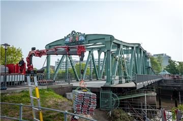 Gerüstbauer haben damit begonnen, an der Böschung unterhalb Alten Geestebrücke in Bremerhaven die Stahlstreben zu montieren. In der kommenden Wochen wird die Brücke dann so gedreht, dass sie über dem Gerüst steht.