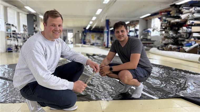 Maßgeschneiderte Segel aus Stade: Innovation trifft auf Handwerkskunst Geschäftsführer Morten Nickel (links) und Segelmachermeister Lennard Peilicke in der Stader Segelwerkstatt.