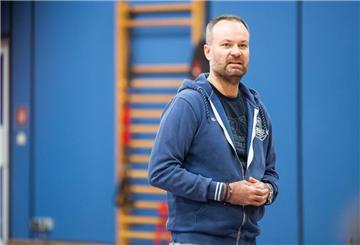 Geschäftsführer Nils Ruttmann bedankte sich bei der Saisonabschlussfeier bei den Fans der Eisbären Bremerhaven für ihre Unterstützung. Der 42-Jährige wird die Eisbären bald verlassen.