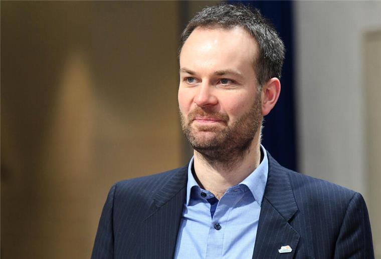 Basketball: Jugendarbeit der Eisbären Bremerhaven wird versilbert Geschäftsführer Nils Ruttmann freut sich über die Silber-Plakette für die Jugendarbeit der Eisbären Bremerhaven.
