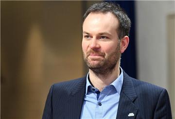 Geschäftsführer Nils Ruttmann freut sich über die Silber-Plakette für die Jugendarbeit der Eisbären Bremerhaven.