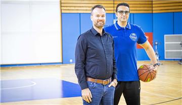 Geschäftsführer Nils Ruttmann (links) ist froh, in Mohammed Hajjar einen Coach mit Profi-Erfahrung für die U19-Talente der Eisbären gefunden zu haben.
