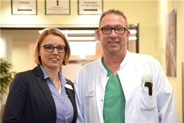 Geschäftsführerin Annika Wolter und ärztlicher Direktor Dr. Andreas Reents haben sich am Donnerstag zur wirtschaftlichen Lage der Helios-Klinik Wesermarsch geäußert. Das Haus schreibe nach wie vor tiefrote Zahlen, sagen sie.