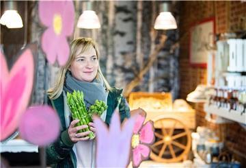 Geschäftsführerin Judith Werner vom gleichnamigen Deinster Spargelhof mit dem frisch eingetroffenen grünen Spargel in ihrem Loxstedter Hofladen.