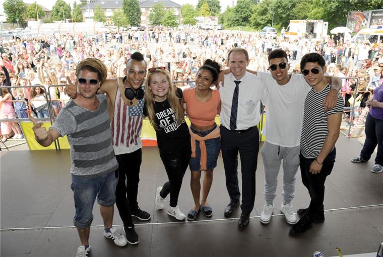 Geschäftsleiter Waldemar Borkowski (3. von rechts) begrüßte die Top-Sechs-Kandidaten von "Deutschland sucht den Superstar" (von links): Thomas Katrozan, Prince Damien, Laura van den Elzen, Anita Wiegand, dann Igor Barbosa und Mark Hoffmann.