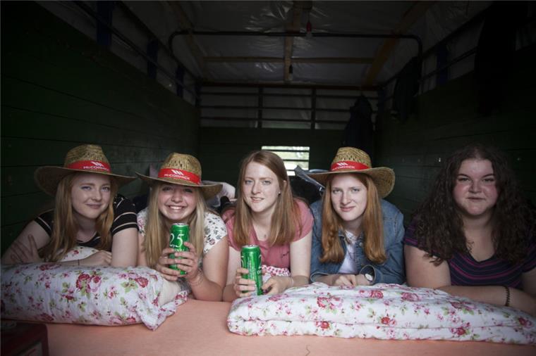 Geschafft: Talea, Inken, Alina, Janne und Hanna aus Dorum haben sich beim Deichbrand eingerichtet.
