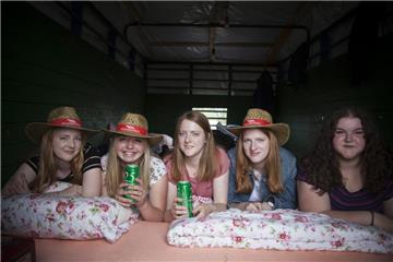 Geschafft: Talea, Inken, Alina, Janne und Hanna aus Dorum haben sich beim Deichbrand eingerichtet.