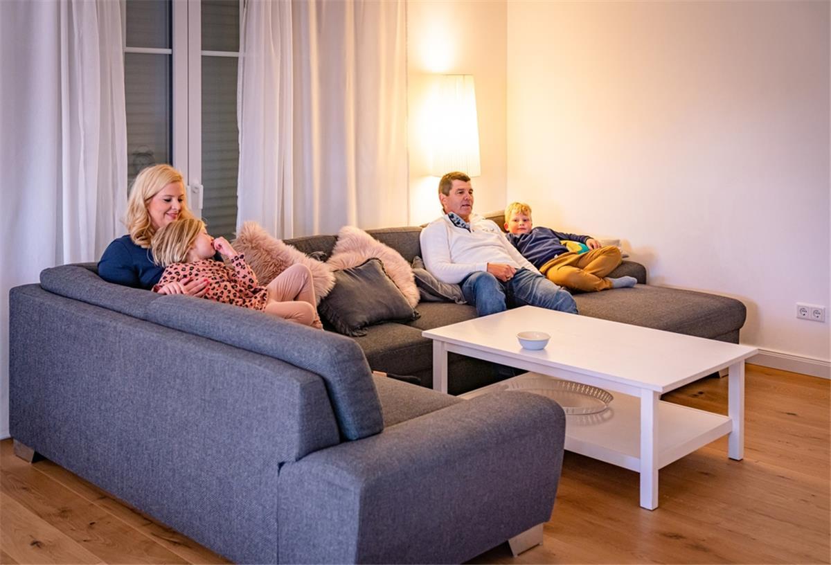 Heizkosten sparen: Nachts Vorhänge und Rollläden schließen Geschlossene Rollläden halten die Wohnräume wohlig warm