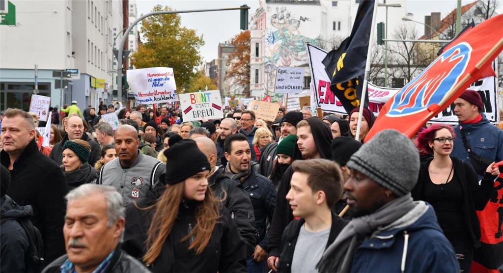 Geschlossenheit: Bremerhaven setzt ein klares Zeichen gegen Rechts. Foto: Schesc...