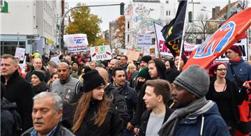 Geschlossenheit: Bremerhaven setzt ein klares Zeichen gegen Rechts. Foto: Schesc...
