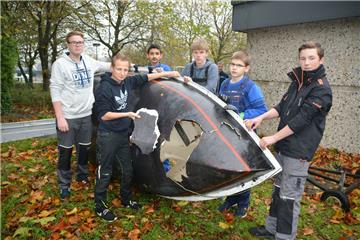 Geschockt und frustriert sind die Mitarbeiter der Schülerfirma „Bootsbau“ (von links) Phil, Benjamin, Majed, Maximilian, Alexander und Lennis über die mutwillige Zerstörung ihres in monatelanger Arbeit liebevoll restaurierten Schiffes.