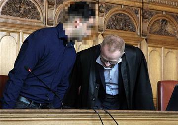 Geschossen habe er, töten wollte er nicht: der 23-jährige Angeklagte (links) und sein Anwalt Jürgen Meyer.