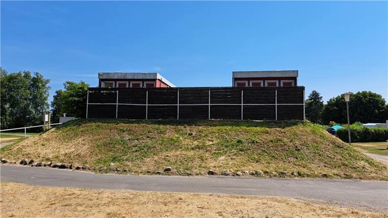 Geschützt vor Hochwasser: Die sanitären Anlagen stehen auf einem Wall. Sie sollen im nächsten Jahr erneuert werden. 