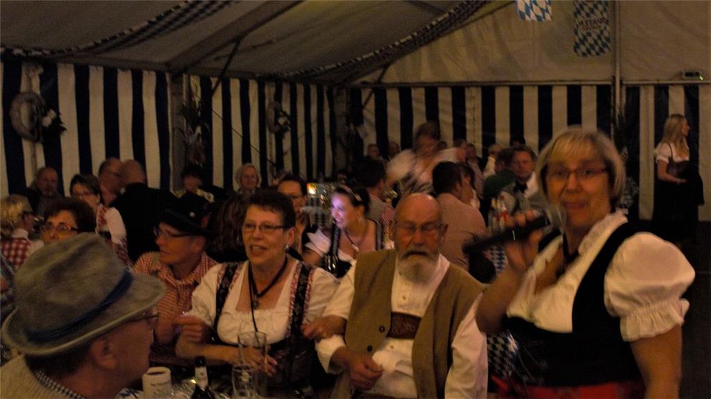 Gesellige Stimmung. Oktoberfest in Nordholz. Foto: Heid